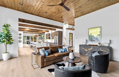 Blue Ridge House | Brand New! Luxurious Riverfront Retreat, Hot Tub, 6 Guests 10 Min to Blue Ridge