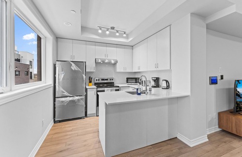 Oakville House | Brand New Luxury 2 Bedroom Oakville Townhouse with King Bed!