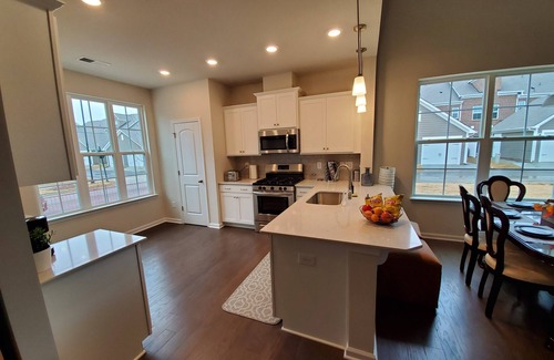 Charlotte House | Brand new luxury townhouse in prime location in Ballantyne - Book now!