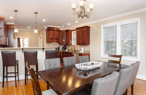 Asheville House | Brand New Pool and Hot Tub! Premium Wifi! Luxurious Home in Asheville. Bathrooms en-suite!
