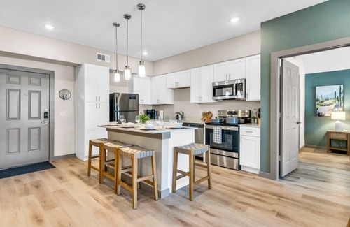 Lacy-Lakeview Apartment | Brand New, Pool, Gym, Mins to DT Waco, BU | TZ1