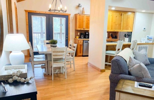 Reeds Spring Cabin | Branson Cabin with Two Master Suites!