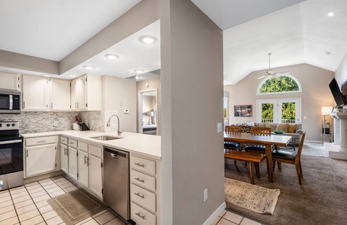Table Rock Condo | Branson Condo-3BR at Pointe Royale-Golf & Swimming