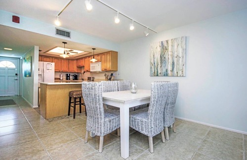 Sanibel House | Breakers West B5 Beach side condo with pool