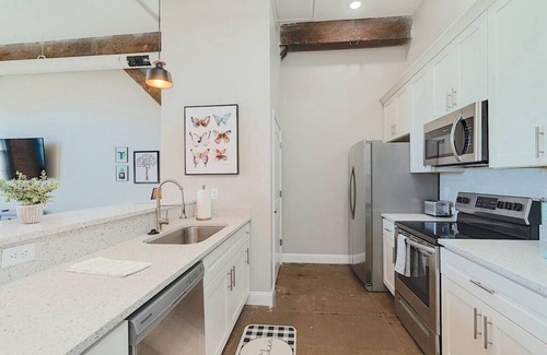 Newport News Apartment | ❤️Breakfast @ Tiffany's❤️Downtown Newport News!