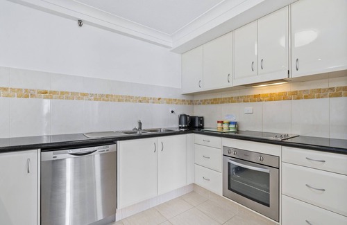 Surfers Paradise Apartment | Breathtaking Beach & Ocean Views. Free Fast Wifi. Best Location