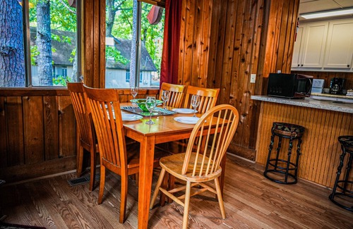 Pine Mountain House | Breathtaking Dog friendly chalet within walking distance of all amenities
