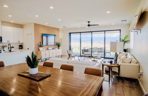 Greenehaven House | Breathtaking Lake Powell Views from Surf-Themed Home with Hot Tub - Sleeps 14+
