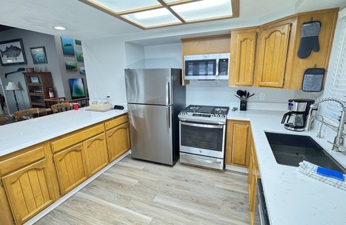 Lakehead House | Breathtaking Lakefront Havin, Remodeled, Hot Tub - Shasta Lakeshore Retreat #10