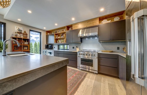 Mount Currie House | Breathtaking Mountain View with Private Pool & Hot Tub