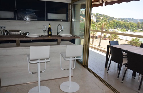 Le Mourillon Apartment | Breathtaking sea views, beach at your feet, lively residential area all year round.