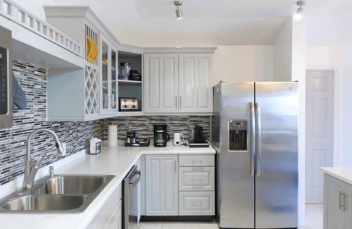 Cades Bay Apartment | Breathtaking views 5min from the beach!