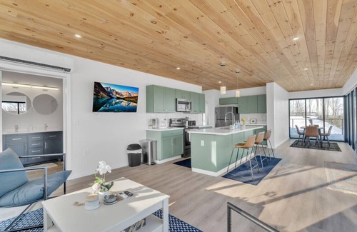 Little Valley Apartment | Breathtaking views, modern container design