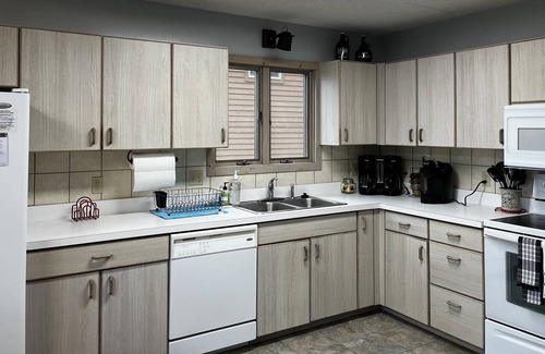 Davis Ski Chalet | Breathtaking Views of the Valley, Hot Tub, Dog-Friendly