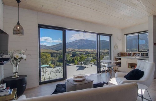 Lake Hayes House | BREATHTAKING VISTA overlooking Lake Hayes & surrounding mountains!