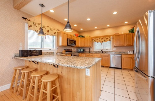 Waterfront Greens House | Breeze Alley: Lake Access, Hot Tub, Pool Table, Community Amenities!