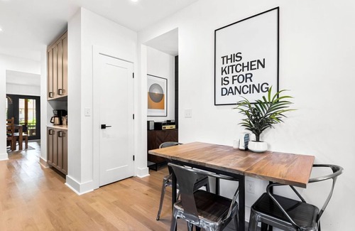 Three Oaks House | Breezy Chic: Fresh Spring Vibes at The Modern Oak walkable to town!