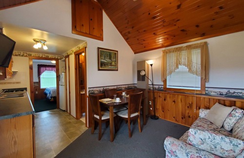 Milford Cottage | Breezy Meadow One Custom-built cottage, 1 of 2, under 1 mile from Dreams Park
