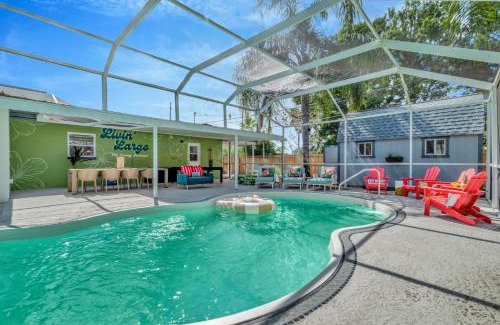 Largo House | Breezy Pineapple, Heated Pool, Sleeps 12, Putting Green