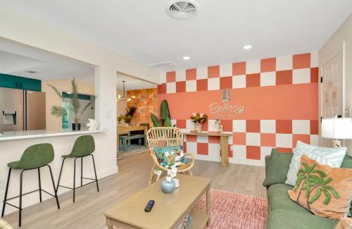 Largo House | Breezy Pineapple, Heated Pool, Sleeps 12, Putting Green