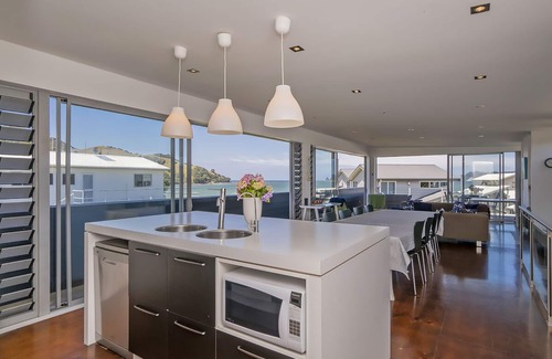 Wharekaho Cottage | Breezy Views - Simpsons Beach Holiday Home