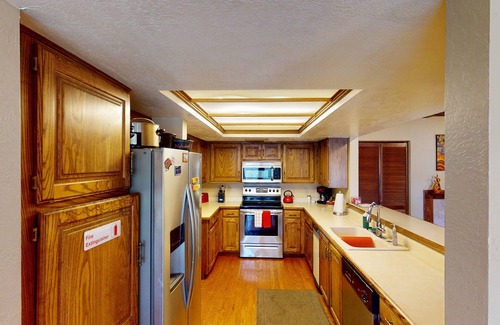 Brian Head Condo | Brian Head Penthouse North, Pool-Hotub, Ski-I/O, 5+ BR, 3 bath + Loft, Sleeps 16