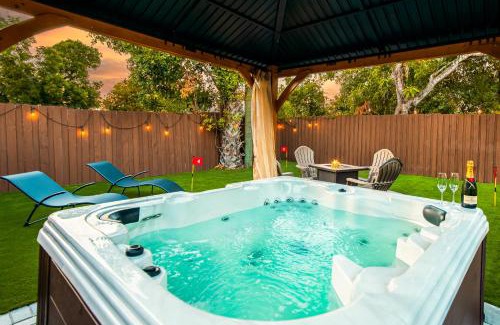 Central Naples House | Brick Enclave with Mini Golf & SPA, 5mins to beach