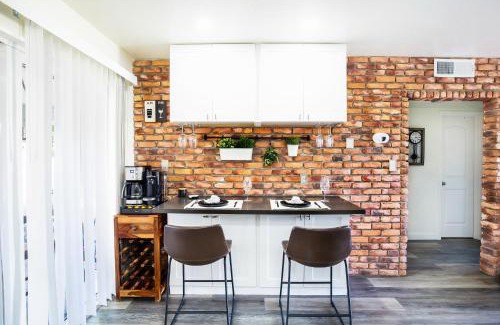 Central Naples House | Brick Enclave with Mini Golf & SPA, 5mins to beach