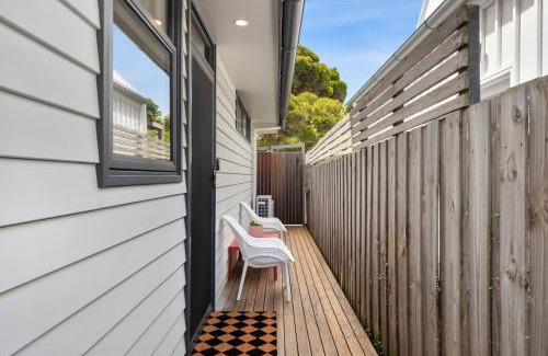 Barwon Heads House | Bridge Beach House Central Barwon Heads Sleeps 12 Walk everywhere Accessible lower level bedroom and bathroom