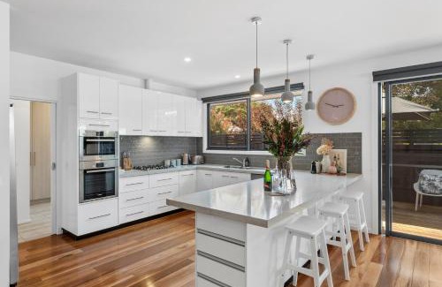 Barwon Heads House | Bridge Beach House Central Barwon Heads Sleeps 12 Walk everywhere Accessible lower level bedroom and bathroom
