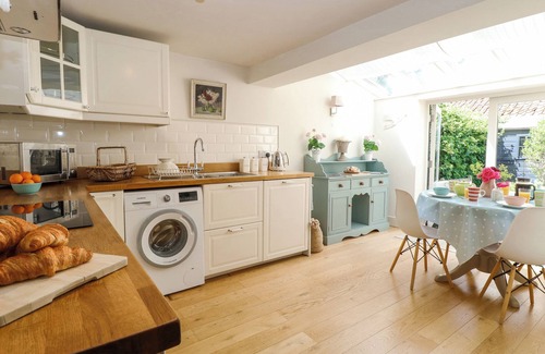 Aylsham Cottage | BRIDGE COTTAGE, family friendly, character holiday cottage in Aylsham