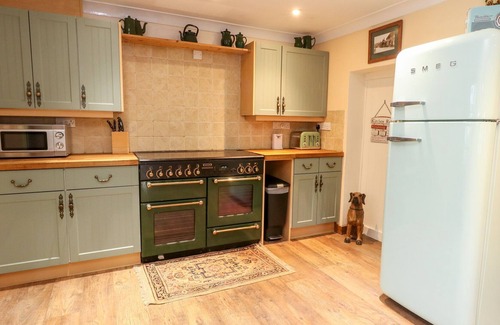 Burton Bradstock Cottage | BRIDGE COTTAGE, pet friendly, with a garden in Burton Bradstock