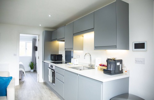 Shottery Apartment | Bridge House | 1-Bedroom Apartment with Parking