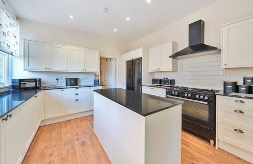 Bridlington Old Town House | BRIDLINGTON BAY HOUSE, pet friendly, with hot tub in Bridlington
