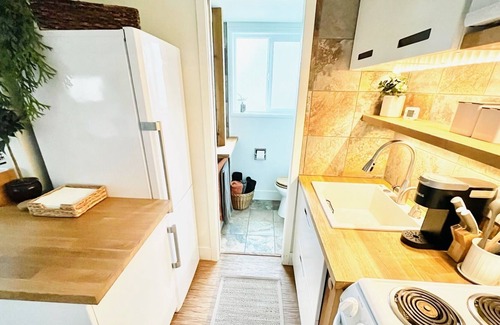 Oak Hills House | Bright 1 bd Apt— Furnished Covered Patio—Close-in to Portland, NW-SW-PDX