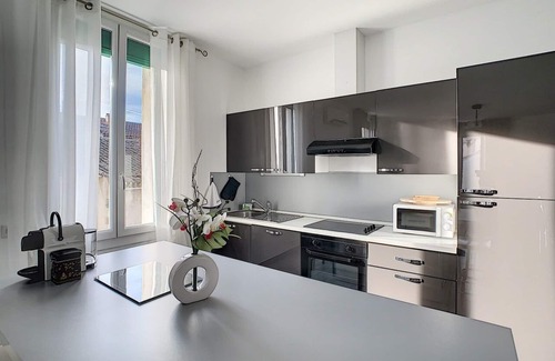 Senas Apartment | Bright 100m2 apartment in Provence with terrace