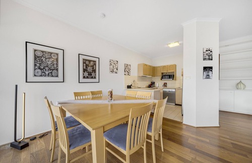 Manuka Apartment | Bright 2-Bed with Private Balcony by Telopea Park