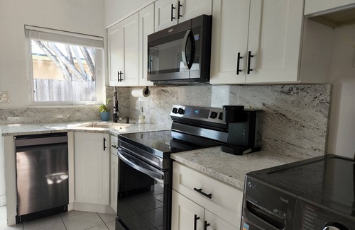 Poinciana Park House | Bright 2-BR &backyard mins to las olas/beach/airport
