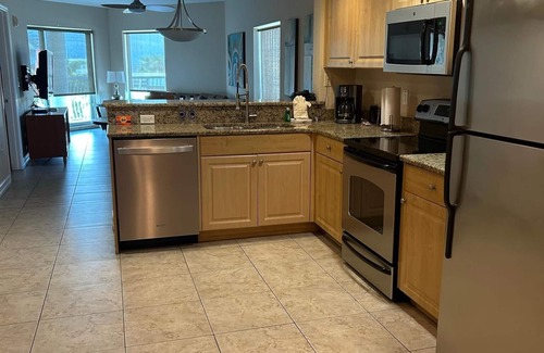 Capri Isle Condo | Bright 2BR/2BA Condo Near Beach, w Parking & Pool