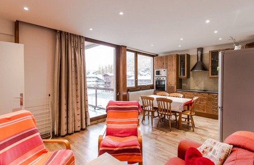 Le Cret Apartment | Bright 2BR Apartment Near Center, 5 Mins to Pistes, Free Shuttle, Parking, Balcony