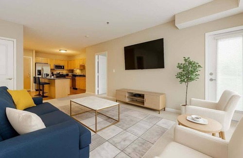 West Seventh Apartment | Bright 2BR Stay | King and 2 Queens + FREE Parking