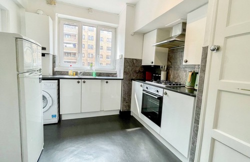 Woodberry Down House | Bright 3 Bed flat with Balcony near Finsbury Park