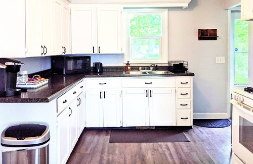 Portage House | Bright 3 BR on Cul-de-sac Conveniently located to Airport, Stryker, WMU, DT KZOO