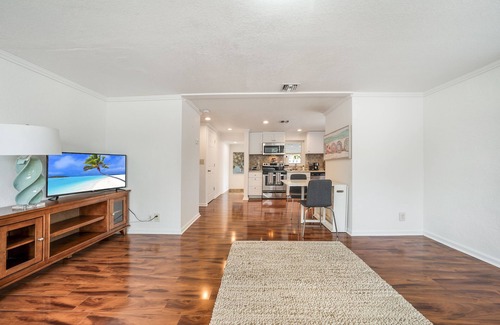 Marina District House | Bright Airy Home Beach & Atlantic Ave + Golf Cart!