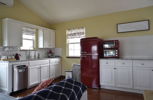 Reedville Cottage | Bright and Cheery Cottage with Endless Water Views