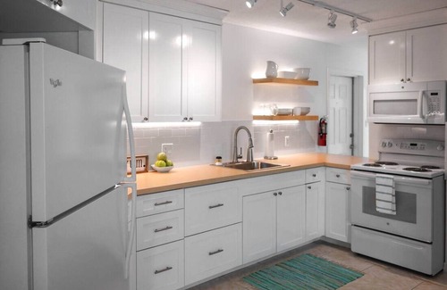 Seven Mile Beach Resort | Bright and Colorful 1 Bedroom Condo, Short Walk To Beautiful Seven Mile Beach