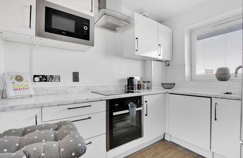 Livesey Apartment | Bright and Cozy Peckham Apartments by London Bridge