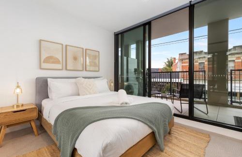 Fitzroy North Apartment | Bright and Modern 1BR Apt with Balcony and Car Park