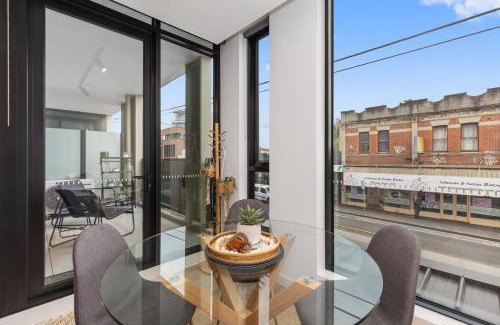 Fitzroy North Apartment | Bright and Modern 1BR Apt with Balcony and Car Park