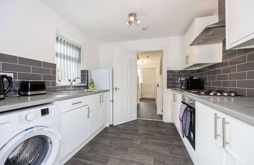 Huyton Apartment | Bright and Modern 2 Bed Home w Garden in Liverpool